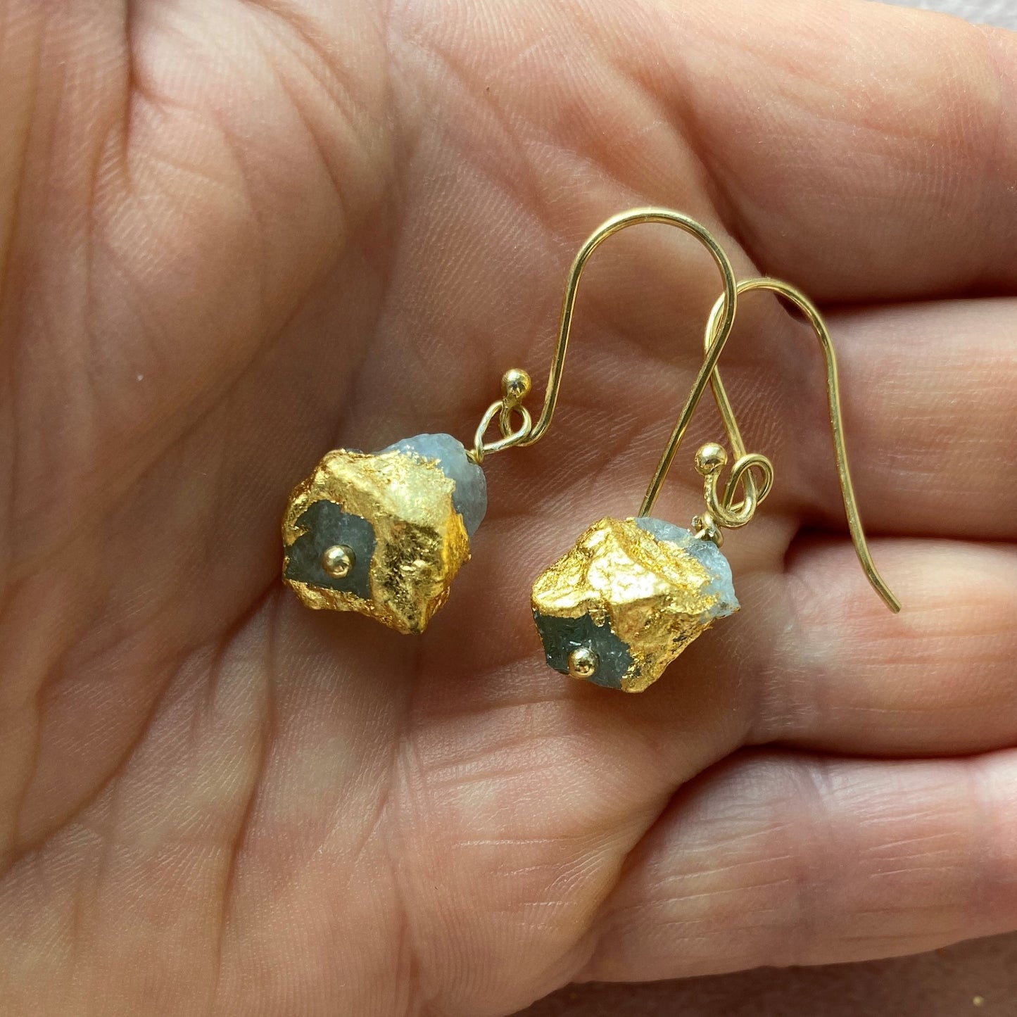 Aquamarin Rohstein Ohrringe – handgefertigt mit Blattgold & vergoldetem Sterlingsilber