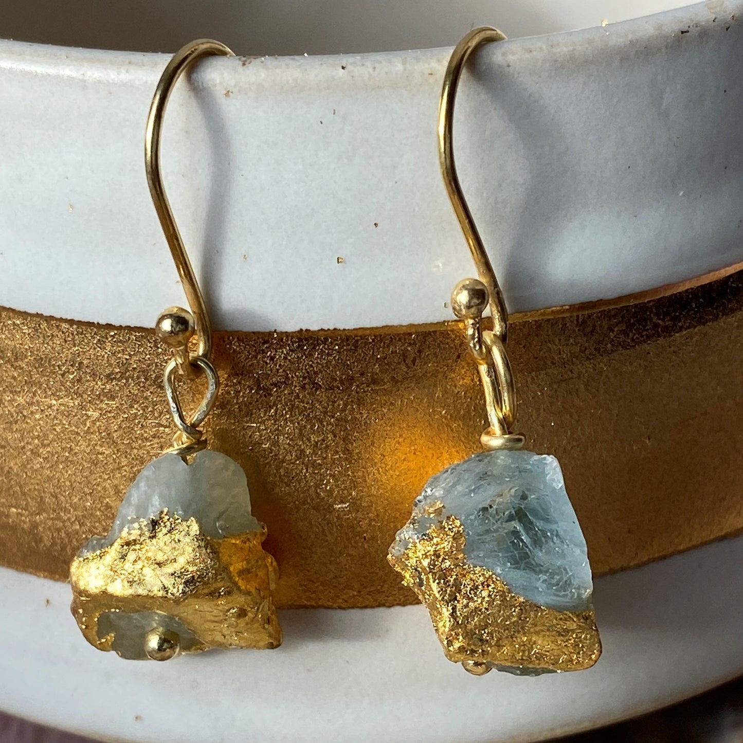 Aquamarin Rohstein Ohrringe – handgefertigt mit Blattgold & vergoldetem Sterlingsilber