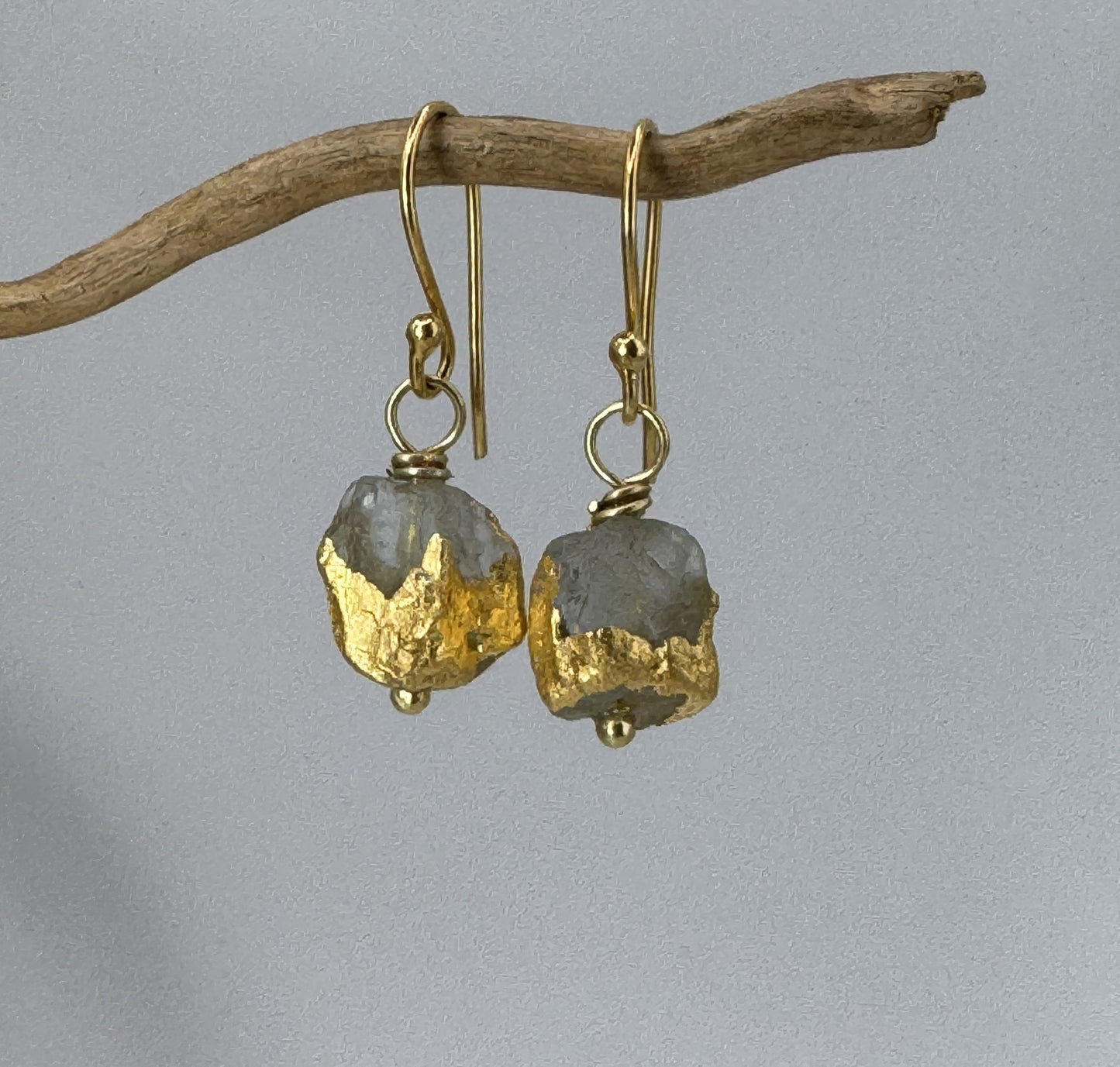 Aquamarin Rohstein Ohrringe – handgefertigt mit Blattgold & vergoldetem Sterlingsilber