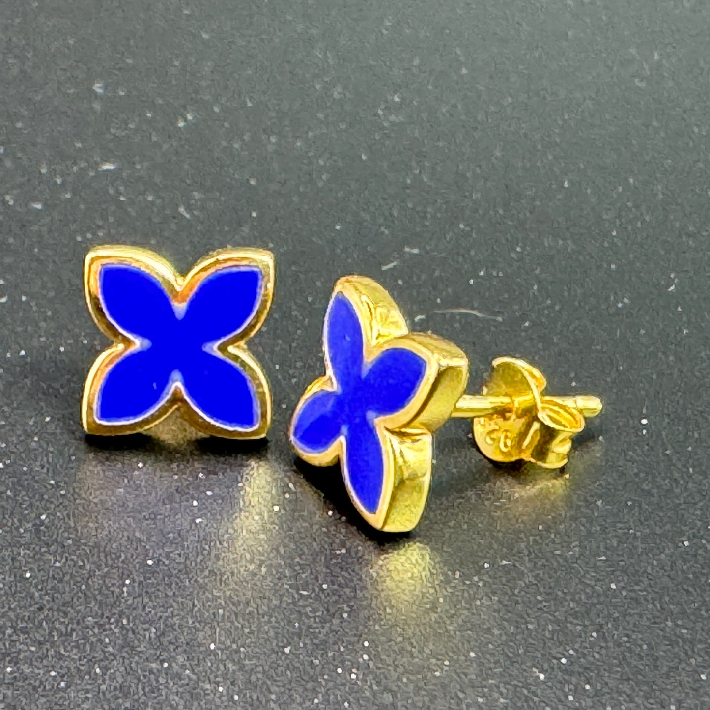 Lapis Lazuli Ohrstecker aus vergoldetem Sterlingsilber – Kleeblatt Design