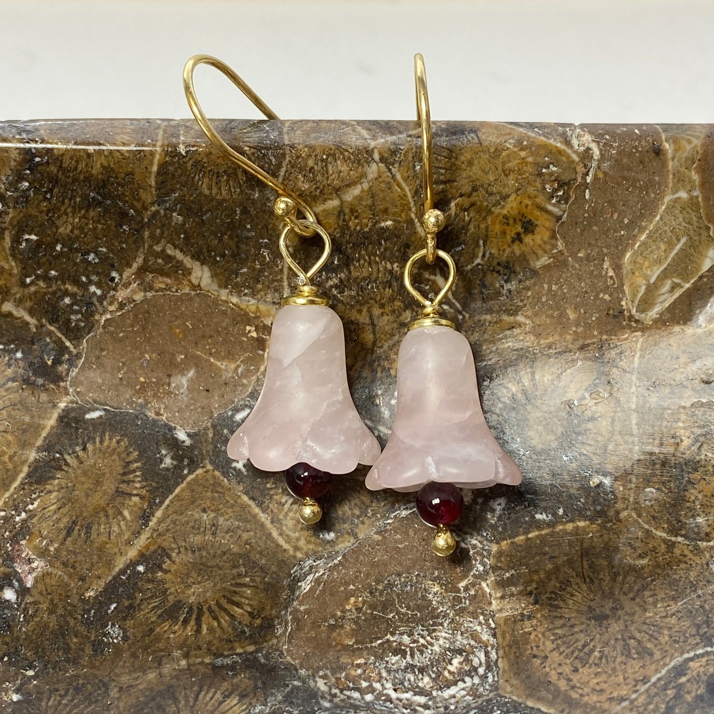 Rosenquarz Ohrringe mit Granat Perlen