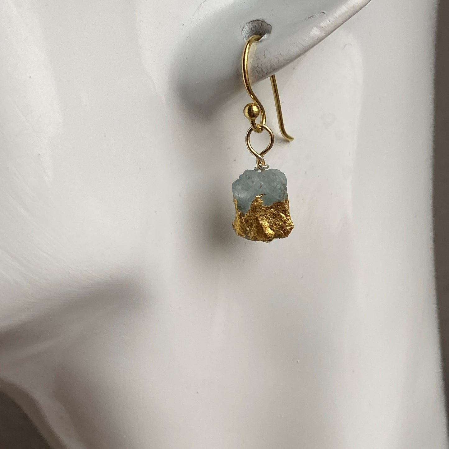 Aquamarin Rohstein Ohrringe – handgefertigt mit Blattgold & vergoldetem Sterlingsilber