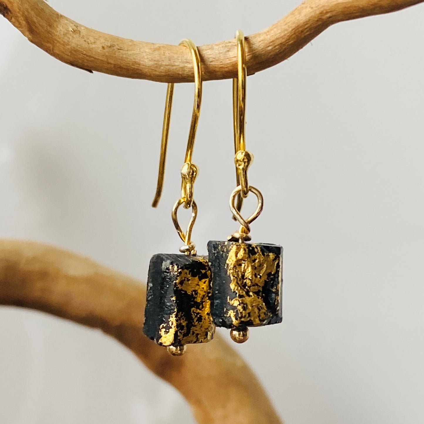 Schwarzer Turmalin Rohsteinohrring | vergoldet