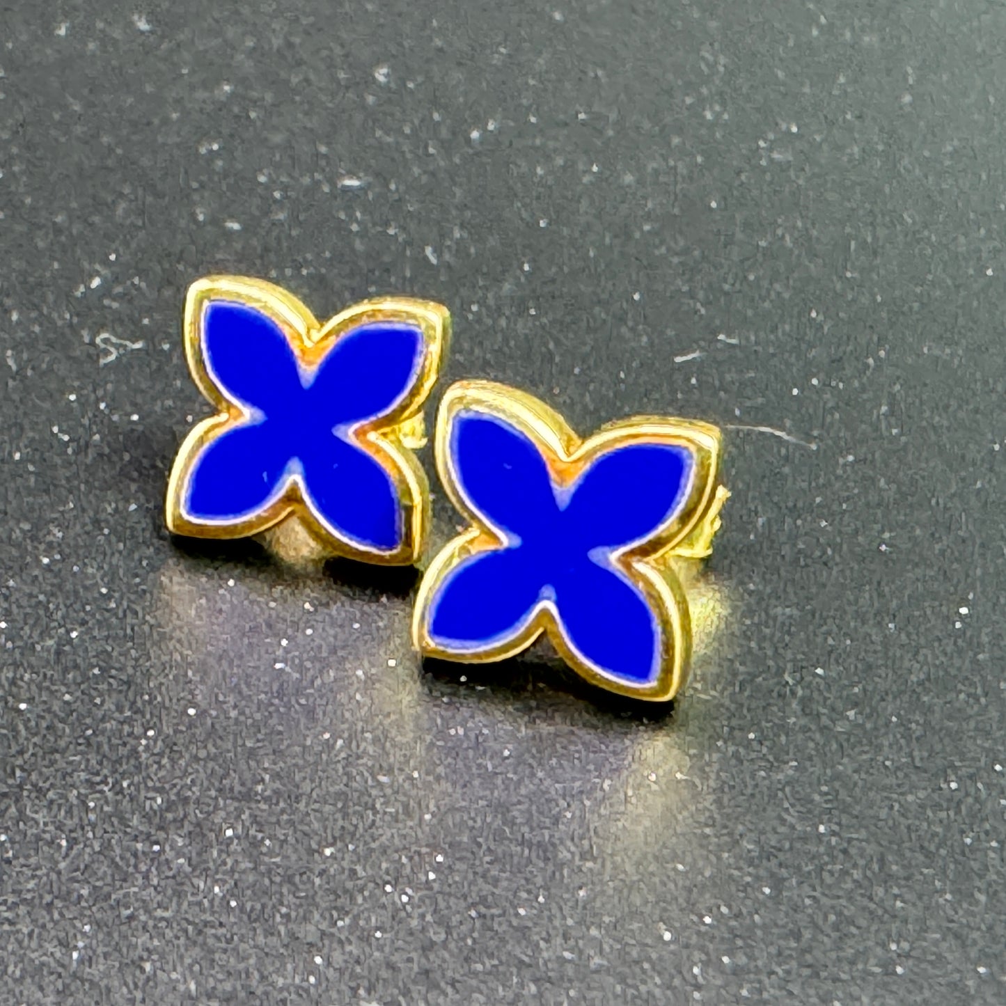 Lapis Lazuli Ohrstecker aus vergoldetem Sterlingsilber – Kleeblatt Design