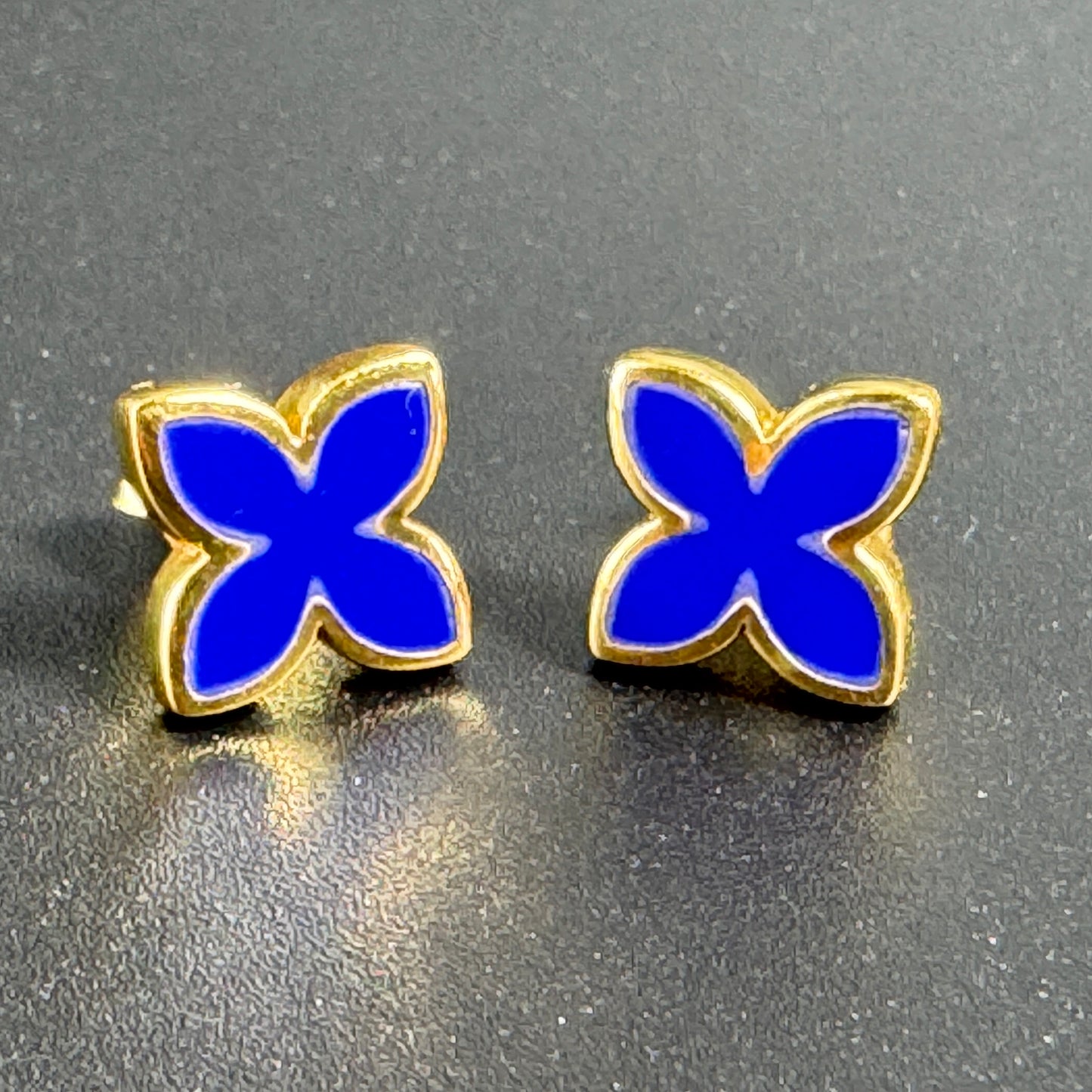 Lapis Lazuli Ohrstecker aus vergoldetem Sterlingsilber – Kleeblatt Design