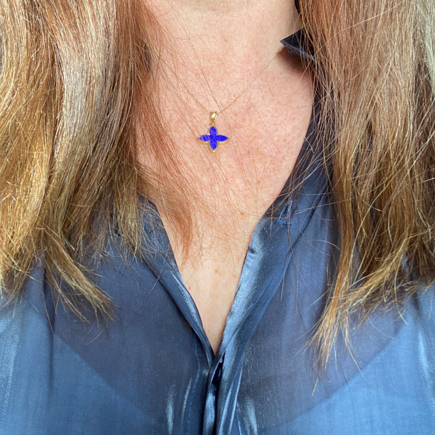 Vergoldete Kette mit Lapis-Anhänger in Blütenform – Handgefertigtes Schmuckstück mit Bedeutung