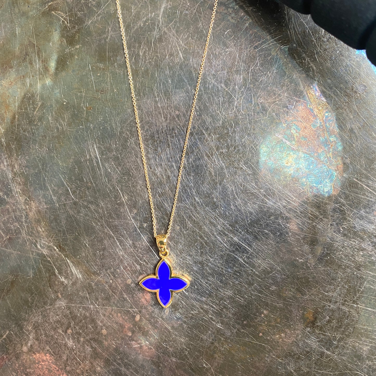 Vergoldete Kette mit Lapis-Anhänger in Blütenform – Handgefertigtes Schmuckstück mit Bedeutung