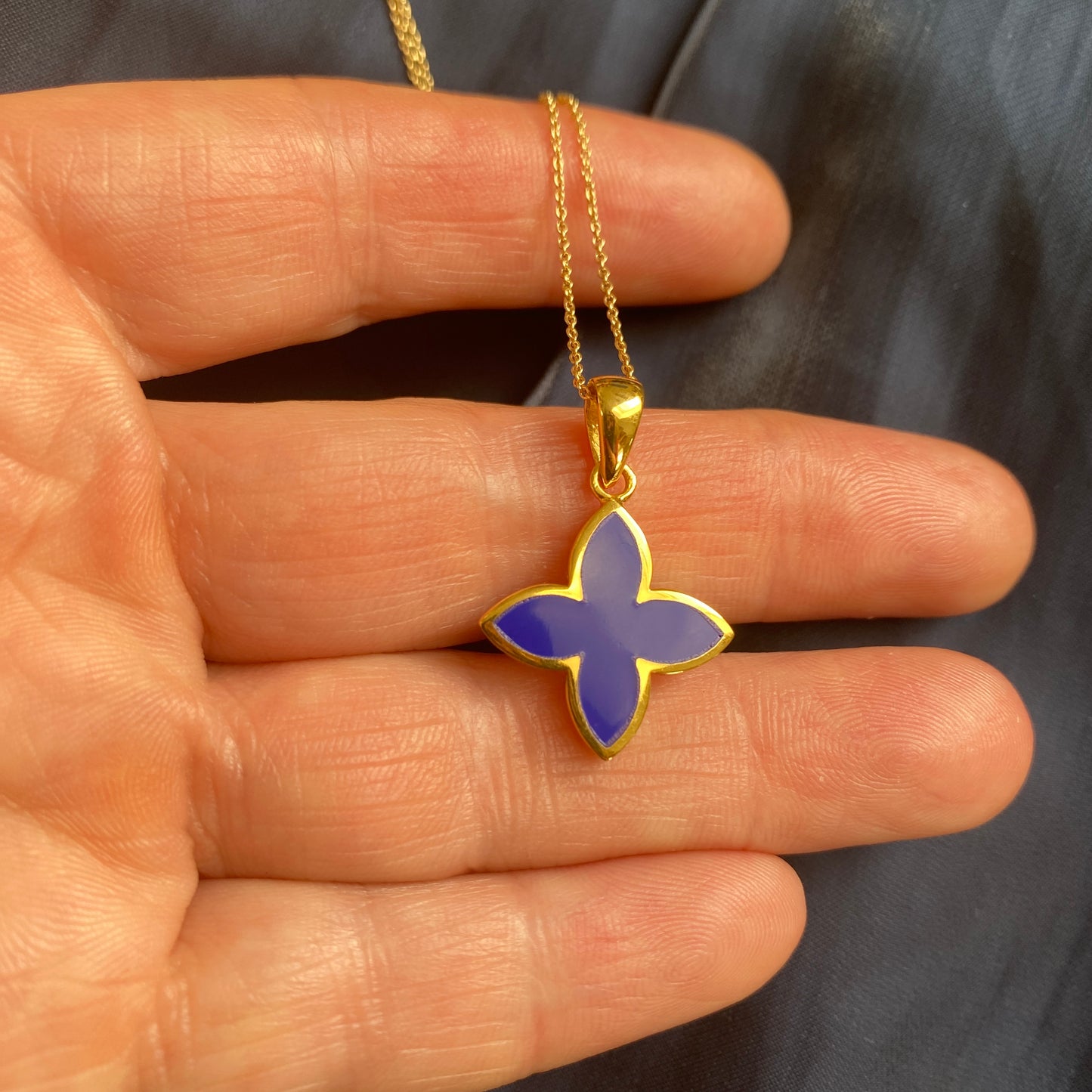 Vergoldete Kette mit Lapis-Anhänger in Blütenform – Handgefertigtes Schmuckstück mit Bedeutung