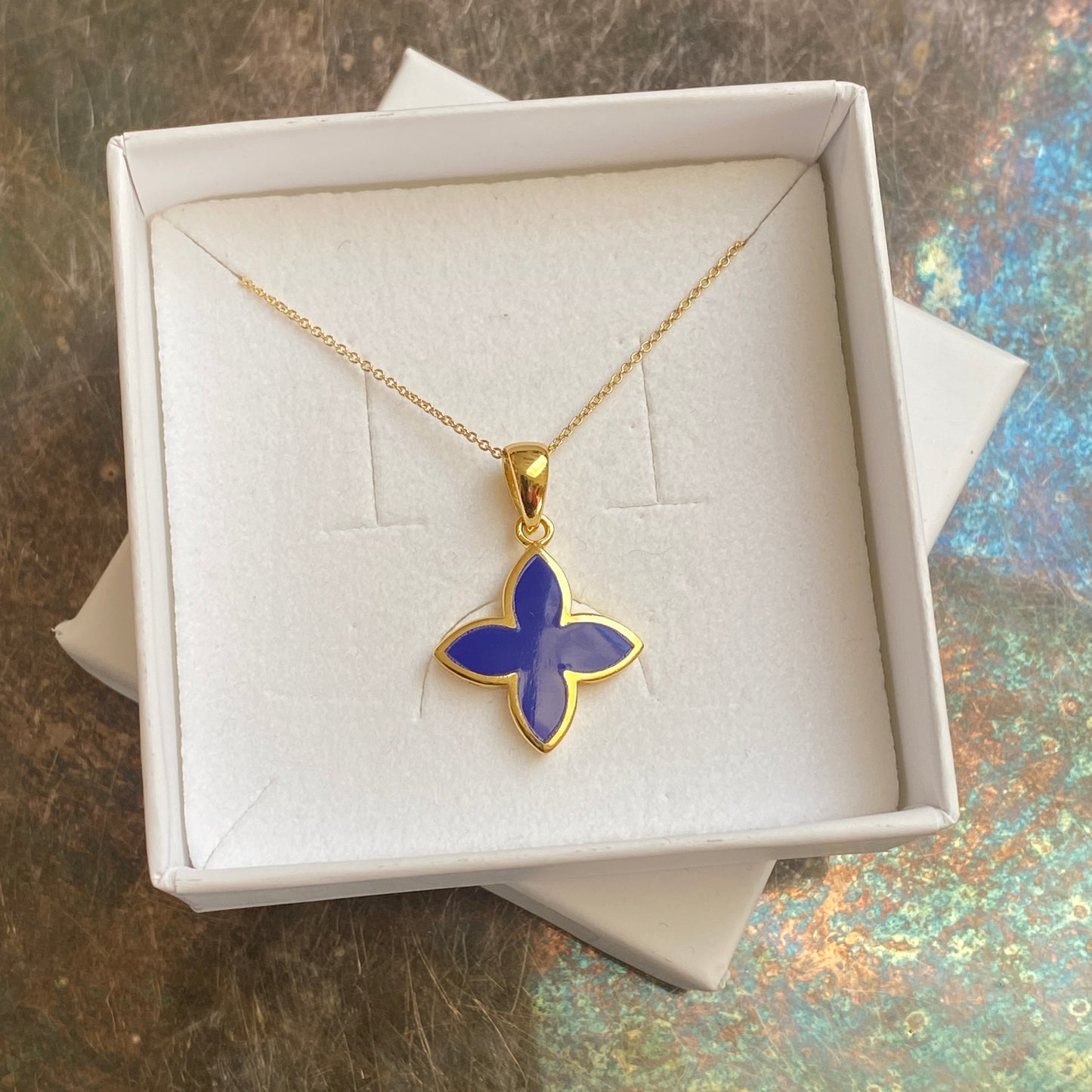 Vergoldete Kette mit Lapis-Anhänger in Blütenform – Handgefertigtes Schmuckstück mit Bedeutung