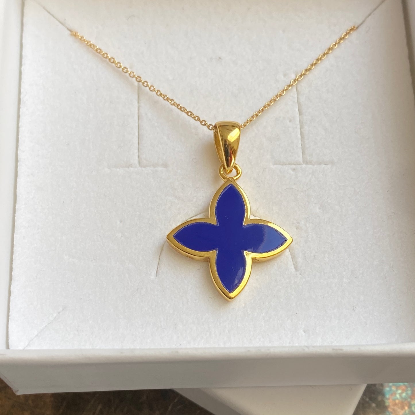 Vergoldete Kette mit Lapis-Anhänger in Blütenform – Handgefertigtes Schmuckstück mit Bedeutung