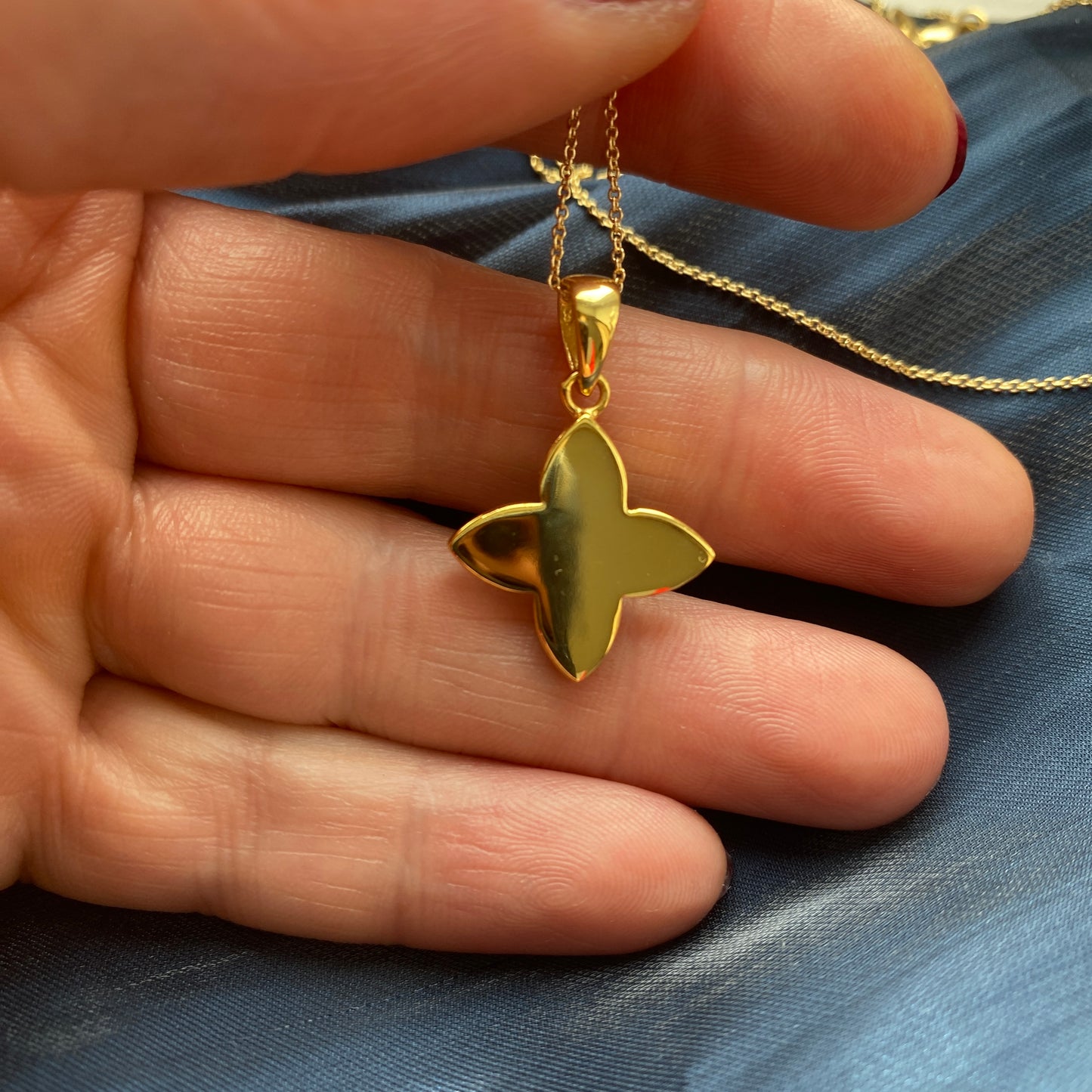 Vergoldete Kette mit Lapis-Anhänger in Blütenform – Handgefertigtes Schmuckstück mit Bedeutung