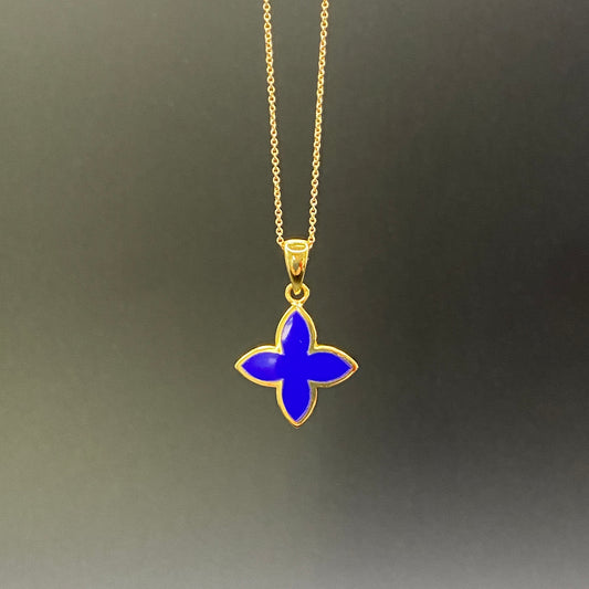 Vergoldete Kette mit Lapis-Anhänger in Blütenform – Handgefertigtes Schmuckstück mit Bedeutung
